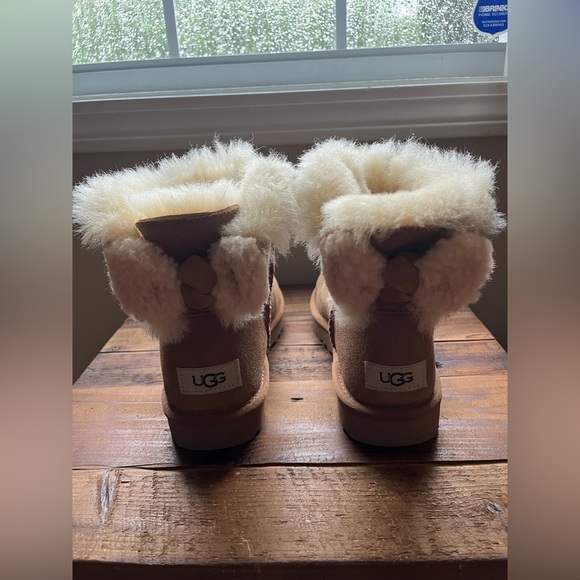 UGG Mini Bailey Bow Boots - Size 6 - Picture 2 of 6